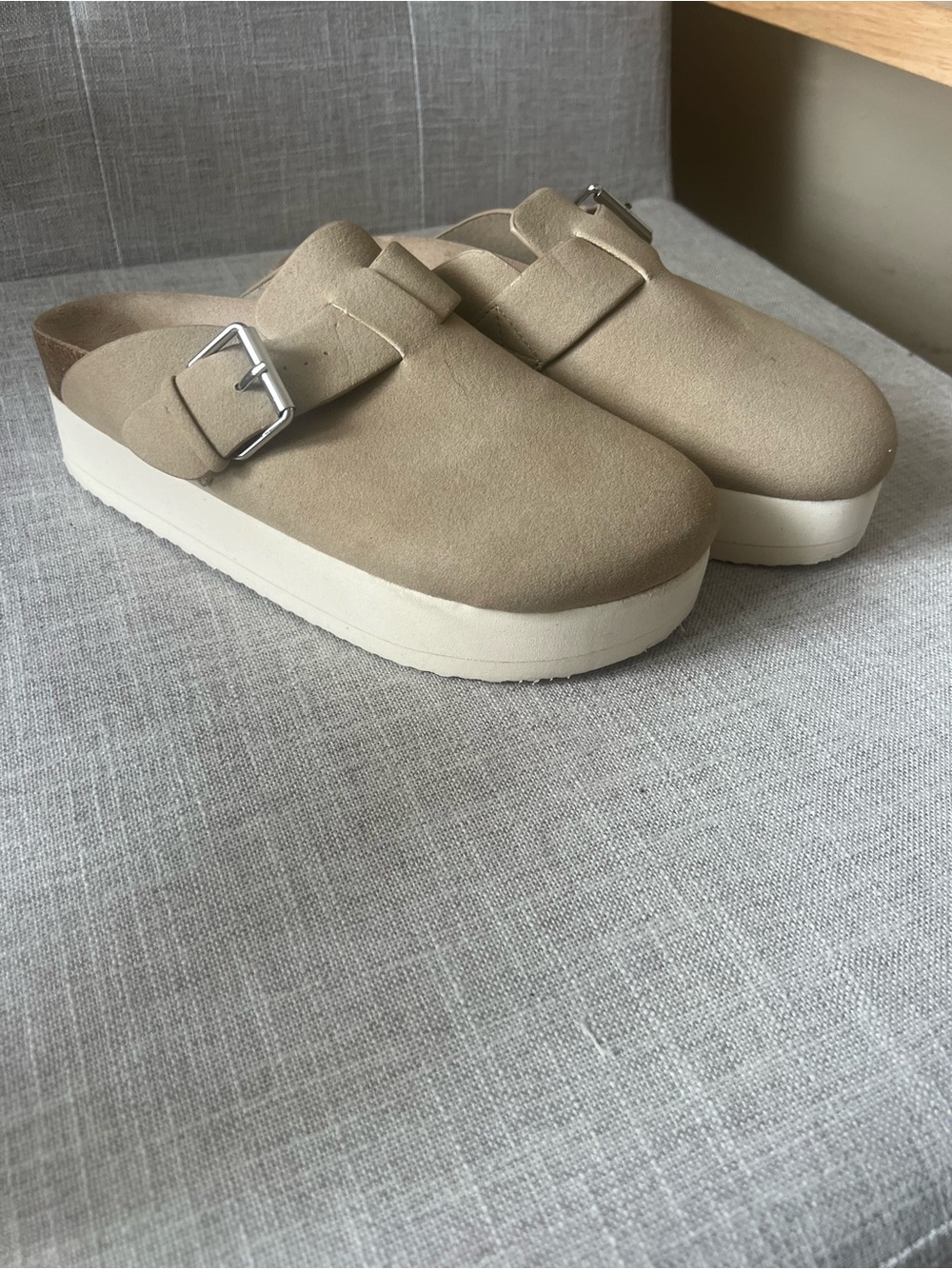 Madden Girl tan Platform clogs, women’s 8, buckle slip on Boho autumn casual